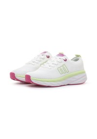 Un par de zapatillas deportivas blancas con suelas y acentos rosas, ribete verde, parte superior de malla y cordones, mostradas sobre un fondo blanco.