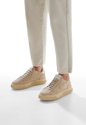 Trainers - beige