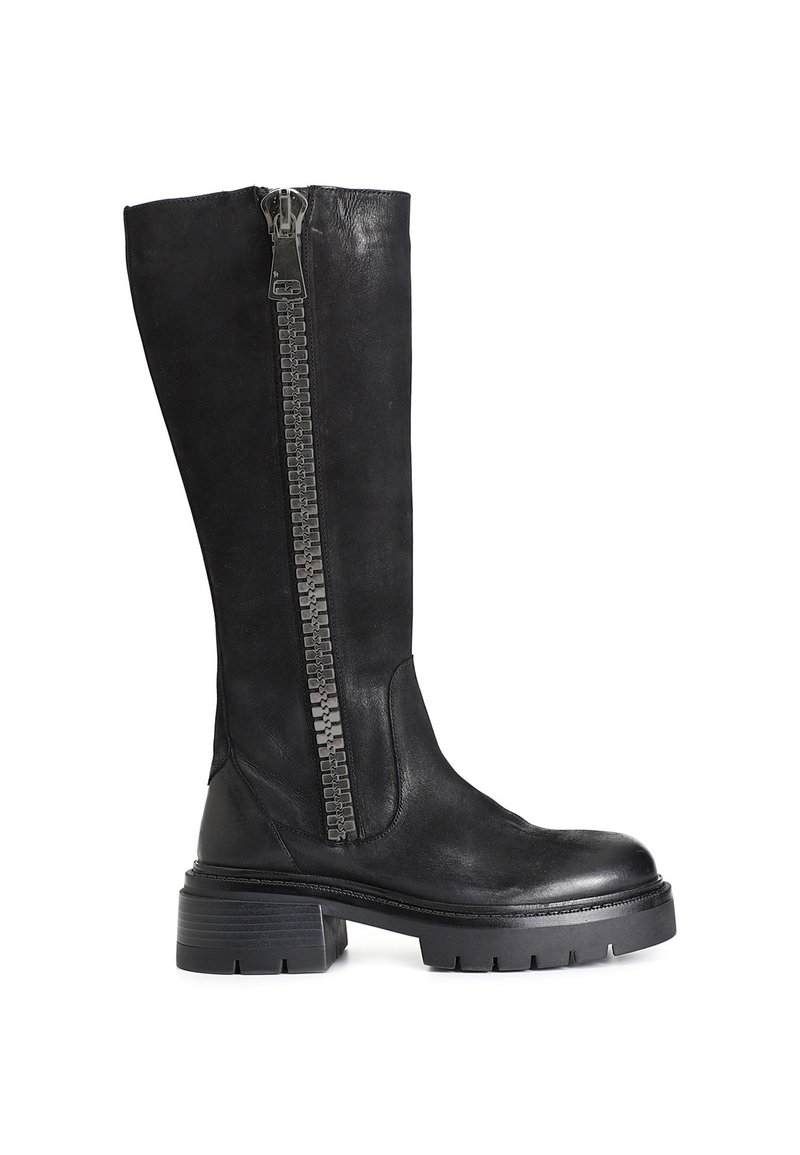 Botas de cuero negro hasta la rodilla con un tacón grueso, que cuentan con un zipper expuesto en el lateral y un acabado suave y texturizado.