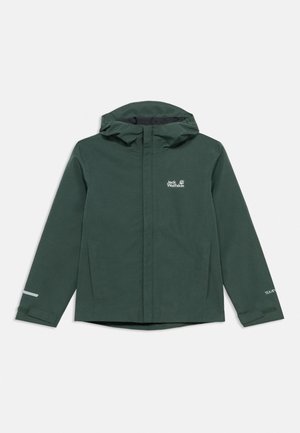 Veste imperméable vert foncé avec capuche, fermeture éclair frontale recouverte d'un rabat, et petits logos de la marque sur la poitrine et la manche.