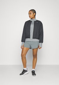 Nike Performance SWIFT - Top dugih rukava - smoke grey