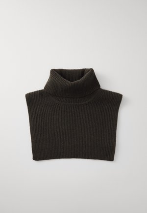 Sötét bordázott garbós felső, puha kötött anyagból készült, magas nyakkal és rövid ujjakkal rendelkezik, egyenes alsó szegéllyel.