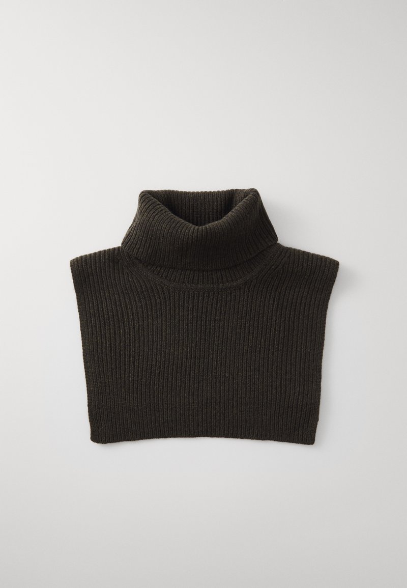Mørk ribbet turtleneck topp, laget av mykt strikket materiale, har høy krage og korte ermer, med rett nederkant.