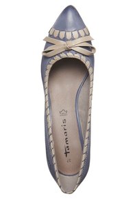 Chaussure plate en cuir bleu à bout pointu avec bordure tressée beige et nœud, marque "Tamaris", taille 37, vue de dessus.