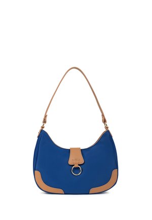Sac à main bleu avec sangle en cuir cognac, détails d’angle et rabat avant avec anneau métallique sur fond blanc.