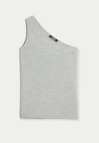 Asymmetrisk grå linne i mjukt tyg med en off-shoulder design och en enkel textur; har en svart etikett vid halsringningen.