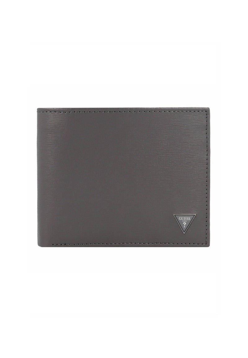 Portafoglio bifold in pelle grigio scuro con cuciture visibili e un piccolo logo metallico triangolare Guess USA nell'angolo inferiore destro.