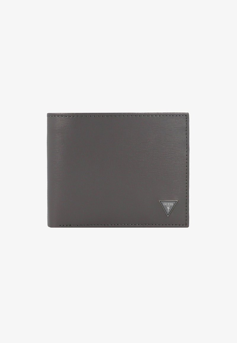 Portafoglio bifold in pelle grigio scuro con cuciture visibili e un piccolo logo metallico triangolare Guess USA nell'angolo inferiore destro.