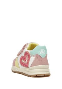 Sneaker multicolore con un retro in suede rosa, corpo bianco, dettagli gialli e un design a cuore in rosa. Chiusura con strappo in velcro.