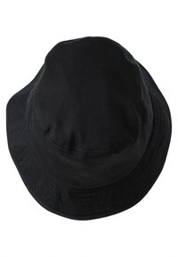 Cappello a secchiello in cotone nero con una texture morbida, corona arrotondata e ampia visiera inclinata verso il basso. Presenta dettagli cuciti lungo i bordi.