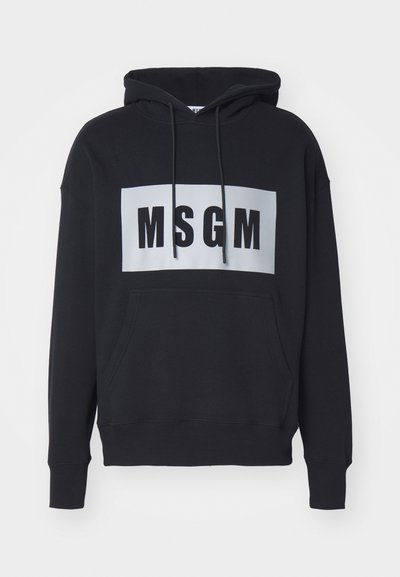Schwarzer Kapuzenpullover mit einer vorderen Tasche, der ein weißes rechteckiges Logo mit "MSGM" in fettgedruckten schwarzen Buchstaben zeigt. Baumwollmaterial, lockere Passform.