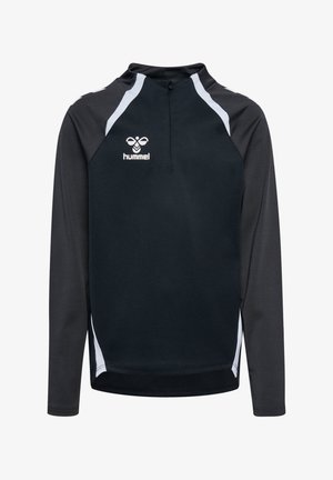 Czarna, długa, sportowa bluzka z wysokim kołnierzem, ćwierć zamkiem, białymi akcentami po bokach oraz teksturowanym materiałem z małym logiem na klatce piersiowej.