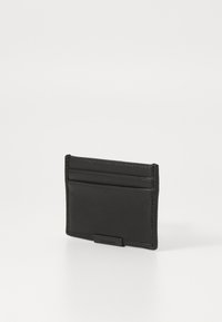 Sort læder kortholder med glat overflade, flere kortlommer og en subtil logoaccent på forsiden. Kompakt og rektangulær form.
