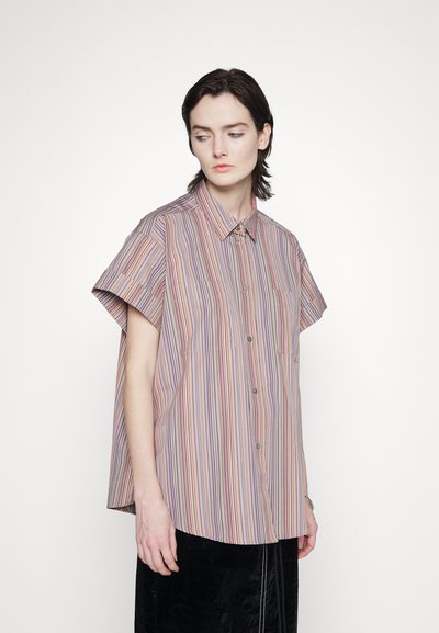 Camisa de botão às riscas em tecido leve, com mangas curtas, gola e dois bolsos no peito, numa palete de cores suaves.