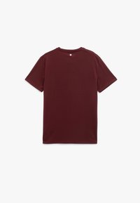 Burgunderfarbenes T-Shirt mit kurzen Ärmeln und Rundhalsausschnitt, glatter Textur und einem kleinen Logo-Detail hinten am Kragen.