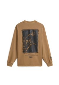 Braunes Langarmshirt mit einem großen schwarzen Druck eines weiblichen Goshawks auf dem Rücken, eingerahmt von dekorativen Elementen und Text.