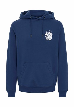 Tamsiai mėlynas hoodie, pagamintas iš minkštos medžiagos, su priekiniais kangaroo tipo kišenėmis, stringų gobtuvu ir baltu grafiniu spaudu ant krūtinės.