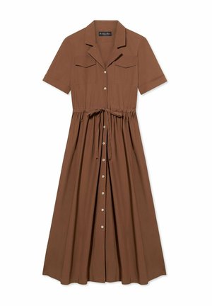 Brązowa sukienka z krótkim rękawem, zapinana na guziki z przodu, z kołnierzem, kieszeniami na piersiach i paskiem w talii, o długości midi.