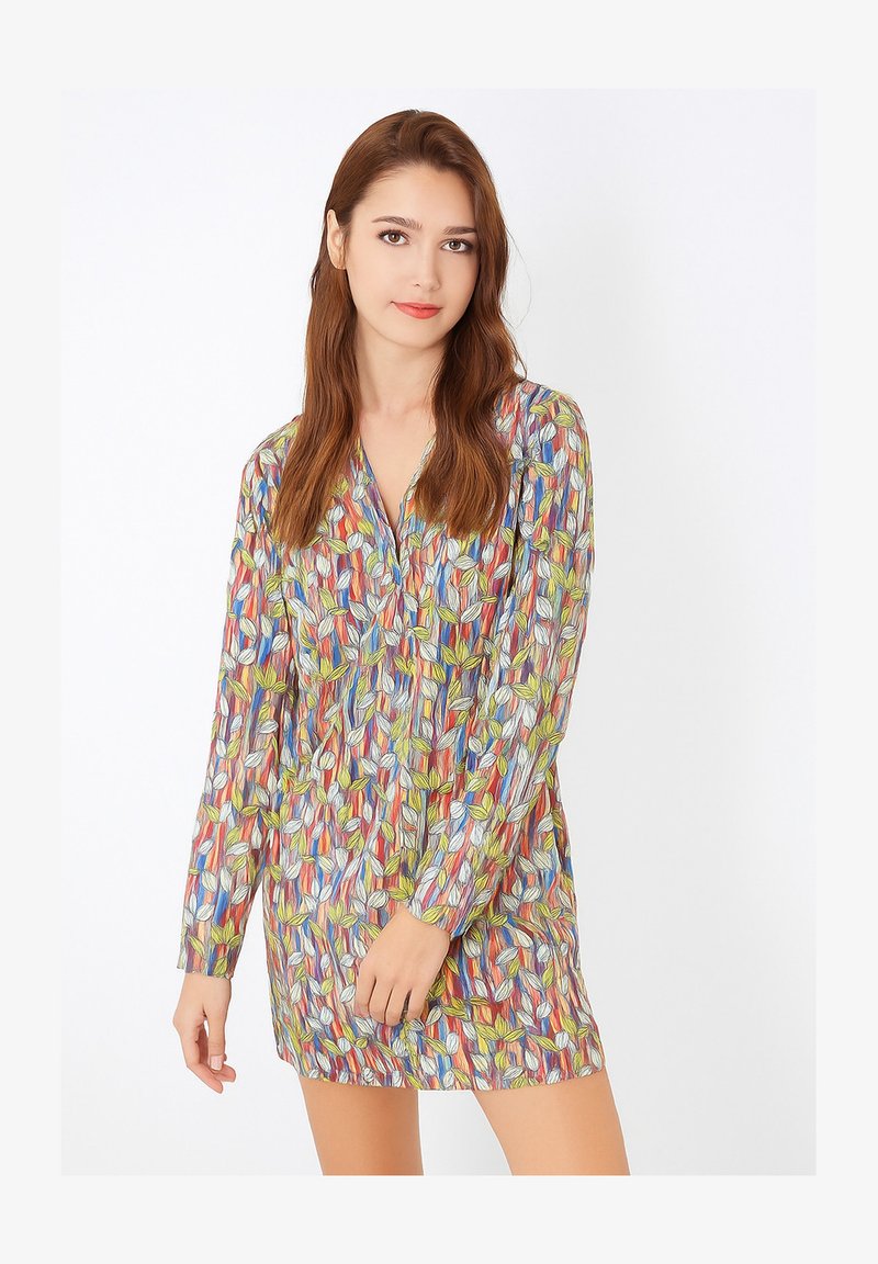 Vestido de manga larga multicolorido con un patrón de hojas sobre un fondo claro, con un corte relajado y un escote en forma de V.