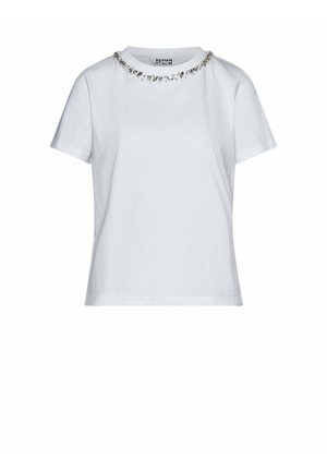 Maglietta bianca a maniche corte con scollo rotondo decorato con perline argentate, mostrata su uno sfondo uniforme.