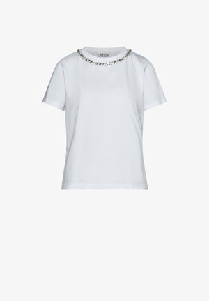 Maglietta bianca a maniche corte con scollo rotondo decorato con perline argentate, mostrata su uno sfondo uniforme.