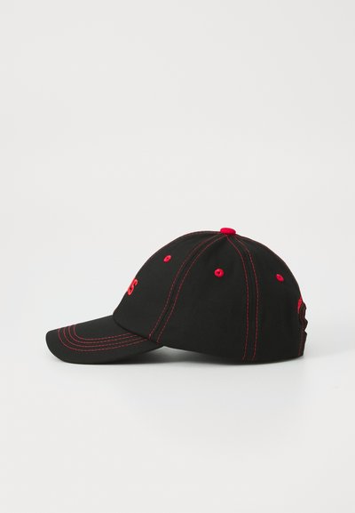 Casquette noire avec couture rouge, visière incurvée, logo brodé et œillets sur la couronne. Comprend un bouton sur le dessus et une sangle réglable à l'arrière.