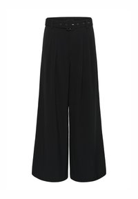 Fekete, bővülő fazonú nadrág magas derékkal, négyzet alakú csattal ellátott övvel, elülső redőkkel és sima anyagú textúrával.