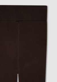 Brązowe legginsy z szerokim, elastycznym pasem, bezszwowym wzorem, gładką teksturą oraz dopasowanym krojem dla wygody i elastyczności.