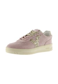 Roze suède sneaker met een beige zool, groene en roze veters, en een gouden glinsterend "V"-logo aan de zijkant.