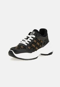 Sneaker nera con motivo del logo marrone, lacci bianchi, colletto imbottito, suola bianca spessa e dettagli neri testurizzati.