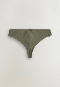 Zielone oliwkowe stringi z falistymi krawędziami, satynową teksturą, cienkim paskiem i małą kokardką na środku. Gładka powierzchnia.