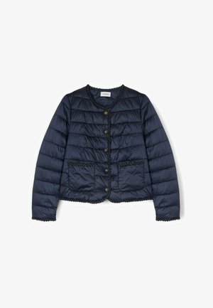 Veste matelassée bleu marine avec encolure ronde, fermeture à boutons, deux poches avant et bordures festonnées sur les bords et les poignets.