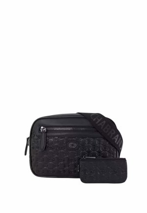 Sac bandoulière noir texturé avec poche zippée à l'avant et petite pochette détachable, doté d'une large sangle de marque.