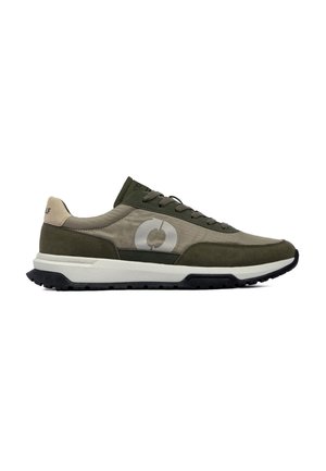 Low-Top-Sneaker in Olivgrün und Beige mit weißer Mittelsohle, schwarzer Außensohle, Schnürung vorne und rundem Logo auf der Seitenpartie.