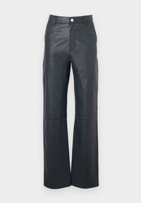 Pantalon en cuir noir taille haute à jambes larges, avec passants pour ceinture et fermeture par bouton métallique à l'avant de la taille.