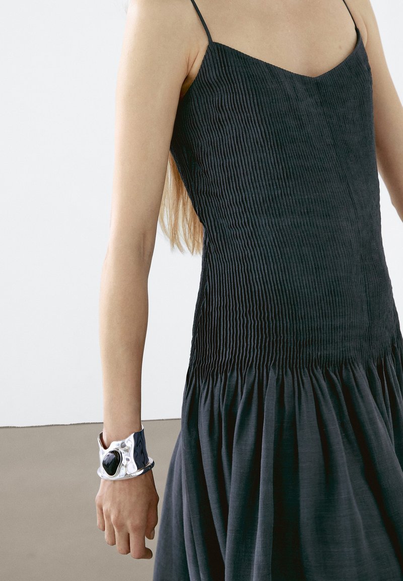 Massimo Dutti LONG FLOUNCE WITH PINTUCKS - Maxi dress - blue grey/blue-grey - Zalando.co.uk Massimo Dutti LONG FLOUNCE WITH PINTUCKS - Maxi dress - blue grey/blue-grey - Zalando.co.uk