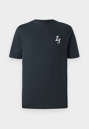 Camiseta de algodón azul marino de manga corta, cuello redondo y logo bordado "LS" en el lado izquierdo del pecho. Textura suave, ajuste casual.