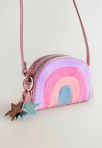 Torebka w tęczowym wzorze, wykonana z pastelowego filcu w odcieniach różu, fioletu i niebieskiego, z błyszanym różowym paskiem i ozdobami w kształcie gwiazdek.