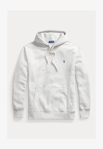 Svetlošedá mikina s kapucňou vyrobená z mäkké, štruktúrovanej bavlny. Obsahuje kapucňu so šnúrkou, klokanie vrecko a malé námornícke logo na hrudi.