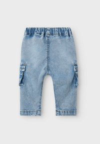 Svetlomodré denim cargo nohavice s elastickým pásom, dvoma bočnými vreckami a rovnými nohavicami. Textúrovaná tkanina s viditeľným prešívaním.