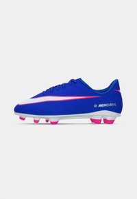 Μπλε και ροζ ποδοσφαιρικά παπούτσια Nike Mercurial με λευκή σόλα και ροζ στολίδια, εμφανισμένα από το πλάι σε απλό φόντο.