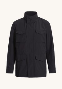 Sort udendørsjakke med høj krave, fire forlommer og letvægtsmateriale. Har en lige pasform og minimalistiske syninger.