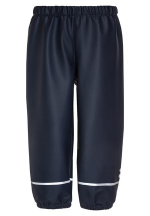 Pantalones impermeables azul marino con cintura elástica, tobillos con puños y franjas reflectantes a lo largo de las piernas inferiores. Textura lisa y brillante.