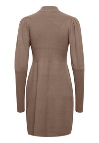 Robe en maille marron à manches longues avec col montant, haut du buste côtelé, épaules bouffantes et poignets ajustés.