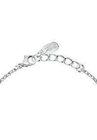 Silverfärgat kedjearmband med karbinlås och en bricka graverad med "Karl." Har växelvis länkar och en slät, reflekterande yta.