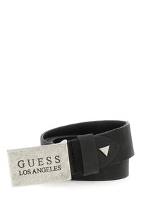 Schwarzer Leder-Gürtel mit einer silbernen rechteckigen Schnalle, die den Schriftzug "GUESS LOS ANGELES" und eine dreieckige Akzentuierung zeigt. Glatte Textur, elegantes Design.