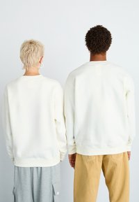 New Balance GRAPHIC CREW UNISEX - Mikina - sea salt
