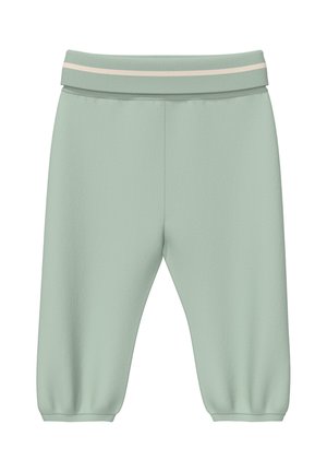 Zachte lichtgroene babybroek met elastische tailleband, met een enkele beige streep en gerimpelde boorden bij de enkels.