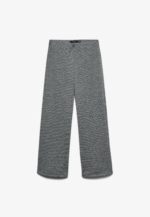 Spodnie o szerokich nogawkach wykonane z szarej dzianiny o fakturze. Posiadają wysoką talię i proste nogawki, zapewniając swobodny krój na całej długości.