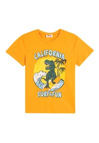 Camiseta de manga corta naranja con un dinosaurio verde surfeando entre palmeras y olas, con el texto impreso que dice "CALIFORNIA SURF & FUN."